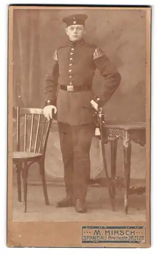 Fotografie M. Hirsch, Berlin-Spandau, Breitestr. 26-28, Musiker in Uniform mit Schwalbennest