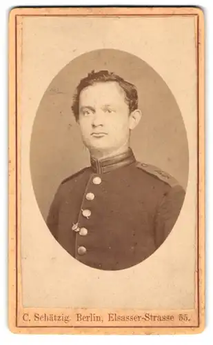 Fotografie C. Schätzig, Berlin, Elsasserstr. 55, Arillerist in Uniform Garde-Feld-Art.-Rgt. 2