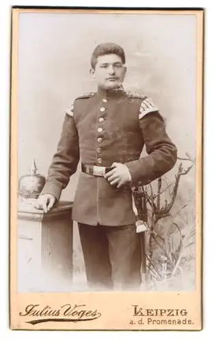 Fotografie Julius Voges, Leipzig, a.d. Promenade Musiker in uniform mit Schwalbennest & Pickelhaube Sachsen Rgt. 106