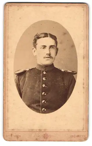 Fotografie Otto Hach, Bromberg, Danzigerstr. 7, Soldat in Uniform mit Epauletten Inf.-Rgt. 14