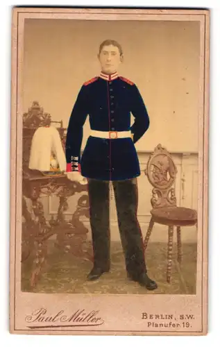 Fotografie Paul Müller, Berlin, Planufer 19, Garde-Soldat in Uniform nebst Pickelhaube mit Paradebusch Inf.-Rgt. 2