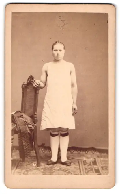 7 Fotografien Fotograf & Ort unbekannt, junge Frau beim entkleiden einer Altenburger Tracht 0