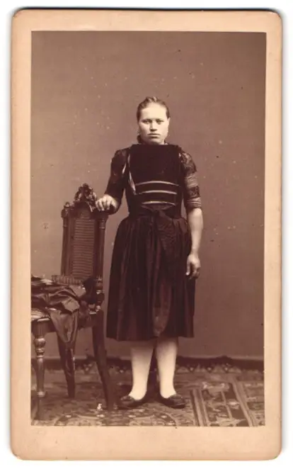 7 Fotografien Fotograf & Ort unbekannt, junge Frau beim entkleiden einer Altenburger Tracht 1