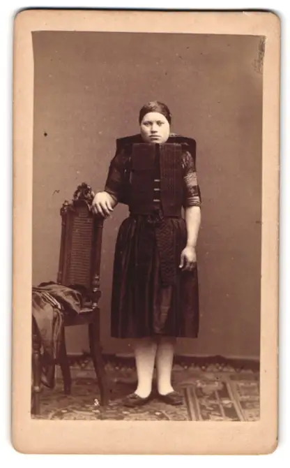 7 Fotografien Fotograf & Ort unbekannt, junge Frau beim entkleiden einer Altenburger Tracht 2