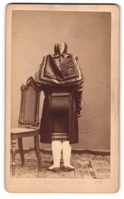 7 Fotografien Fotograf & Ort unbekannt, junge Frau beim entkleiden einer Altenburger Tracht 3