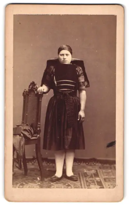 7 Fotografien Fotograf & Ort unbekannt, junge Frau beim entkleiden einer Altenburger Tracht 4