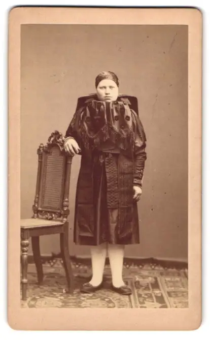 7 Fotografien Fotograf & Ort unbekannt, junge Frau beim entkleiden einer Altenburger Tracht 5