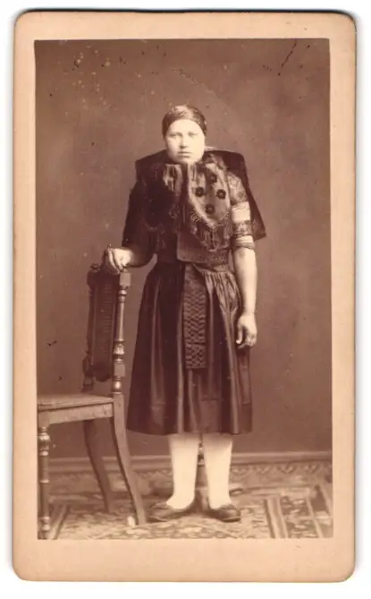 7 Fotografien Fotograf & Ort unbekannt, junge Frau beim entkleiden einer Altenburger Tracht 6