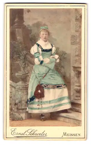Fotografie Ernst Schroeter, Meissen, Obergasse 597, junge Dame im festlichen Kleid mit Umhängetasche, koloriert