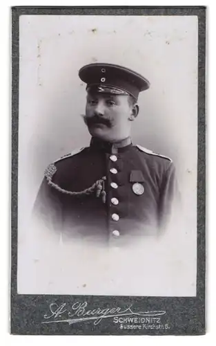 Fotografie A. Burger, Schweidnitz, Äussere Kirchstr. 6, Uffz. in Uniform mit Orden und Schützenschnur