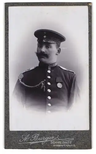 Fotografie A. Burger, Schweidnitz, Äussere Kirchstr. 6, Uffz. in Uniform mit Orden & Schützenschnur