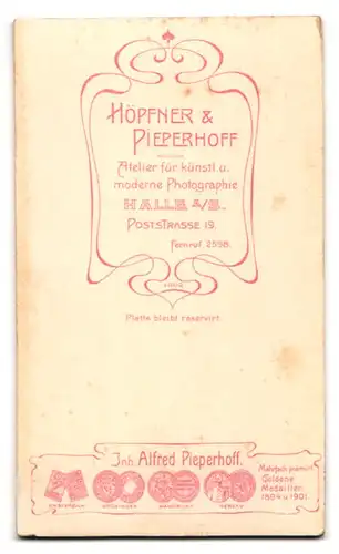 Fotografie Höpfner & Pieperhoff, Halle / Saale, Poststr. 19, Portrait hübsche junge Dame trägt gestreifet Bluse