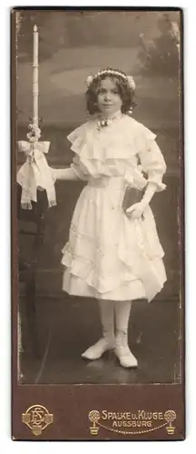 Fotografie Spalke & Kluge, Augsburg, Mädchen im weissen Kleid mit Kerze nach der Kommunion