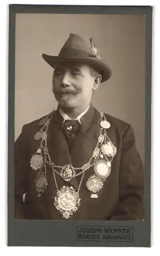 Fotografie Joseph Werner, München, Isartorplatz 2, Schützenkönig mit Schützenkette, Atelier-Ansicht Rückseitig