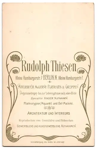 Fotografie Rudolph Thiesen, Berlin, Kleine Hamburgerstr. 7, Muskulöse Turner in Sportbekleidung mit Medaille - Orden