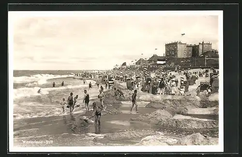 AK Westerland a. Sylt, Teilansicht mit Menschen a. Strand