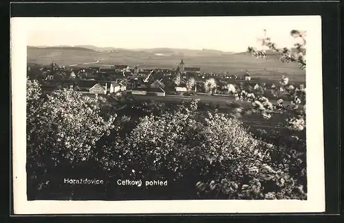 AK Horazdovice, Dorfpanorama mit Kirchturm