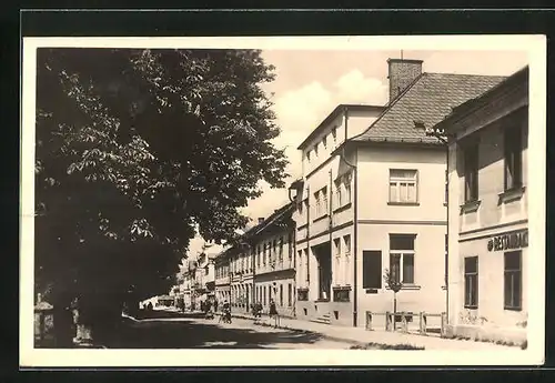 AK Nyrsko, Strassenpartie mit Fussgängern und Restaurant