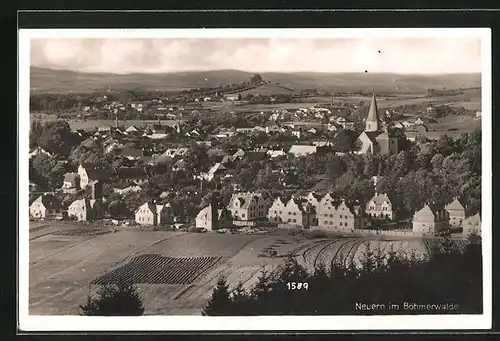 AK Neuern /Böhmerwald, Bestelltes Feld vor Stadtpanorama mit Kirchturm