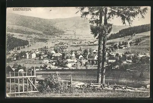 AK Eisenstein /Böhmerwald, Blick über die Stadt auf den Spicak