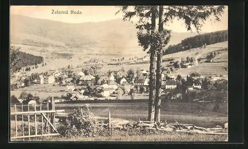 AK Zelezna Ruda /Sumava, Blick über die Stadt auf den Spicak