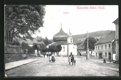 AK Eisenstein, Strassenpartie mit Fussgängern, Kirche