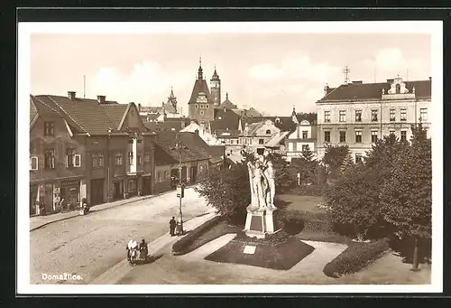 AK Domazlice, Strassenpartie mit Geschäften und Denkmal
