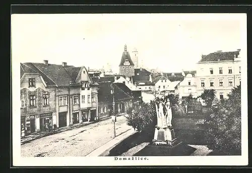 AK Domazlice, Strassenpartie mit Geschäften und Denkmal