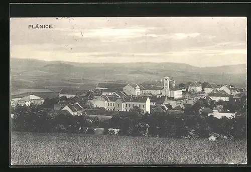 AK Plánice, Dorf betrachet über Felder hinweg