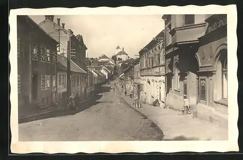 Foto-AK Planice, Strassenpartie mit Gebäudeansicht