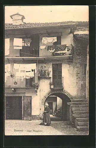 AK Baveno, Dame vor Wohnhaus