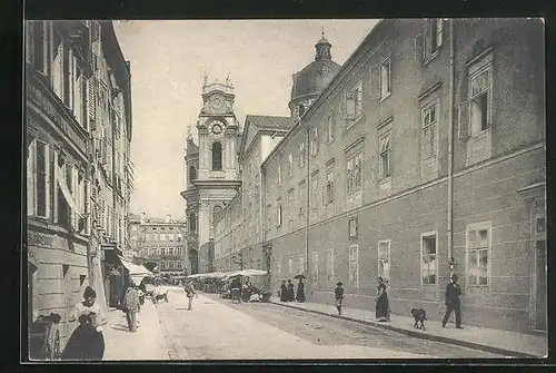 AK Salzburg, Strassenpartie mit Fussgängern vor Gymnasium