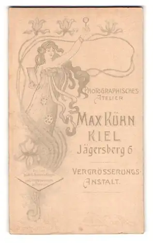 Fotografie Max Kühn, Kiel, Jägersberg 6, Jugendstil, leicht bekleidete Dame und florale Verzierungen, Rückseitig Knabe