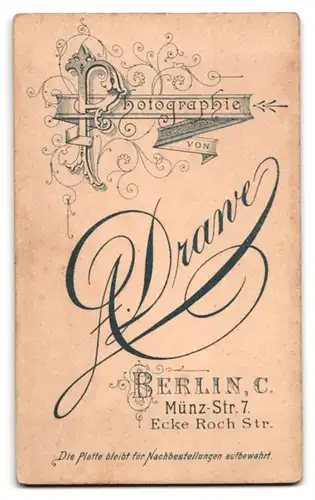 Fotografie A. Drawe, Berlin, Münzstr. 7, Metzger - Fleischer in Arbeitskleidung mit Schürze