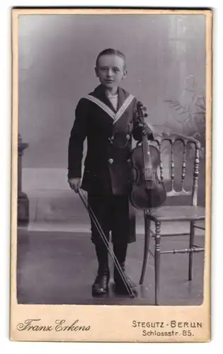 Fotografie Franz Erkens, Berlin-Steglitz, Schlossstr. 85, Knabe Musiker mit Violine & Bogen