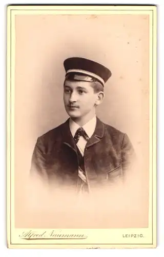 Fotografie Alfed Naumann, Leipzig, Dorotheenstr. 6, Portrait Student im Anzug mit Schirmmütze