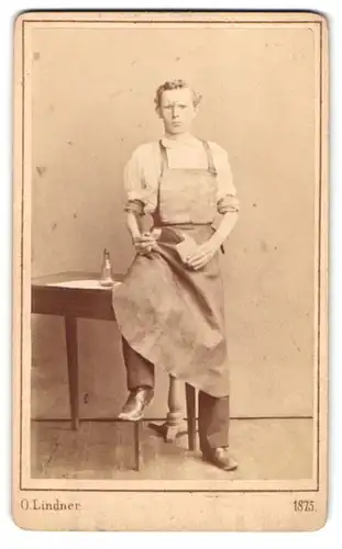 Fotografie O. Lindner, Berlin, Prinzenstr. 71, Schreiner - Tischler-Geselle mit Werkstück 1875