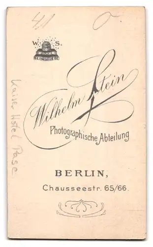 Fotografie Wilhelm Stein, Berlin, Chausseestr. 65-66, Page vom Kaiser Hotel in Arbeitskleidung mit Mütze