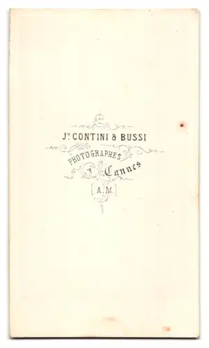 Fotografie Jh. Contini & Bussi, Cannes, Dame im Biedermeierkleid nebst Knabe mit Fotoalbum