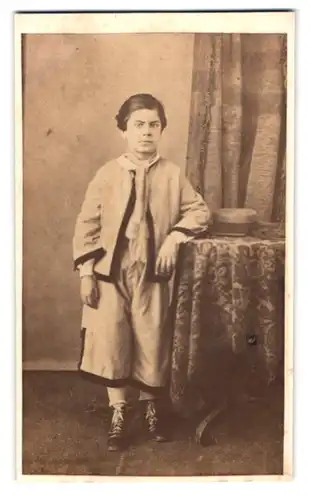 Fotografie J. Contini & Bussi, Cannes, Knabe im Sonntagsanzug nebst Hut