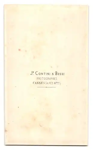 Fotografie J. Contini & Bussi, Cannes, Knabe im Sonntagsanzug nebst Hut