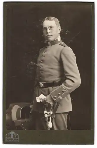 Fotografie Atelier Tietz, München, Bahnhofplatz, Uffz. in Uniform mit Zwicker, Säbel & Schlagband