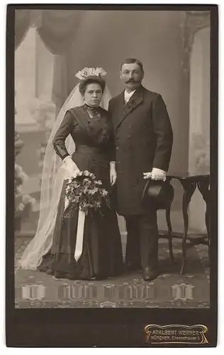 Fotografie Adalbert Werner, München, Elisenstr. 7, Hochzeit, Braut im dunklen Kleid mit Schleier