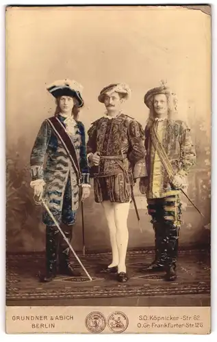 Fotografie Grundner & Abich, Berlin, Köpnickerstr. 62, junge Herren tragen Kostüm der Drei Musketiere, Fasching-Karneval