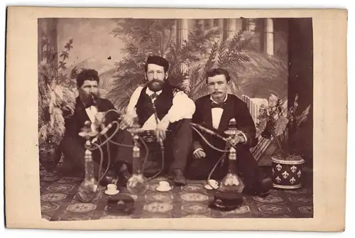 Fotografie Herren rauchen Wasserpfeife - Shisha