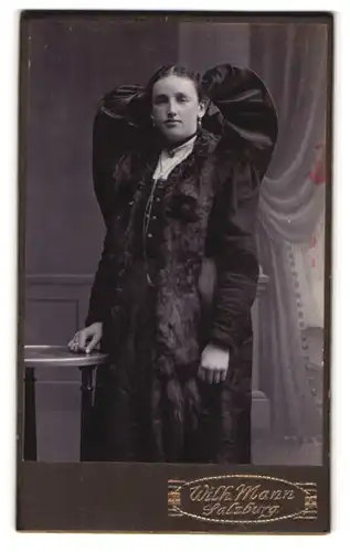 Fotografie Wilhelm Mann, Salzburg, junge Dame mit Pelzboa in Tracht