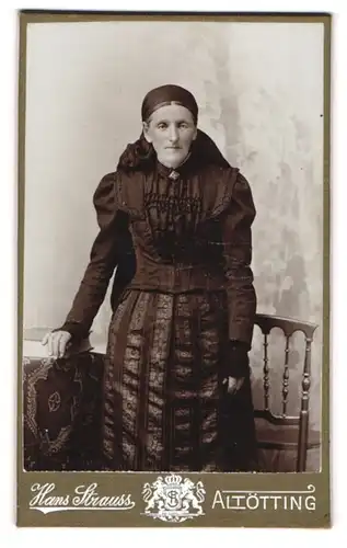 Fotografie Hans Strauss, Altötting, Schlotthammerstr. 1, Portrait betagte Dame in Tracht
