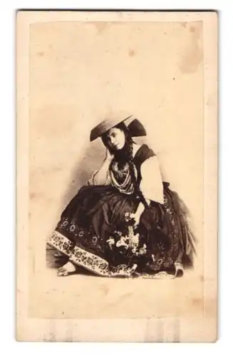 Fotografie hübsche junge Dame mit Hut & langem Zopf in Tracht