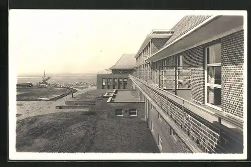 Foto-AK Utersum /Föhr, Ortspartie mit Gebäudeansicht