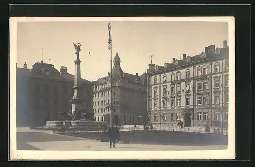 AK Innsbruck, Bahnhofsplatz mit Brunnen